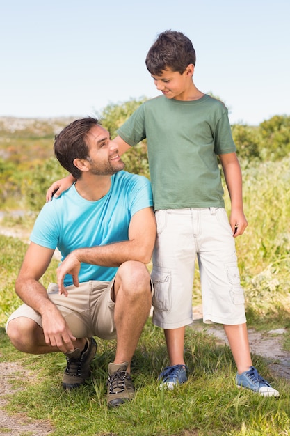 Padre e hijo en el campo