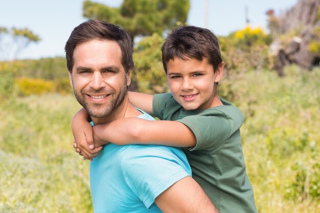 Padre e hijo en el campo