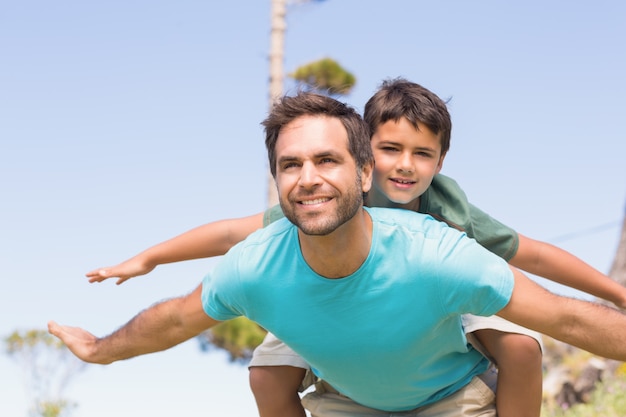 Padre e hijo en el campo