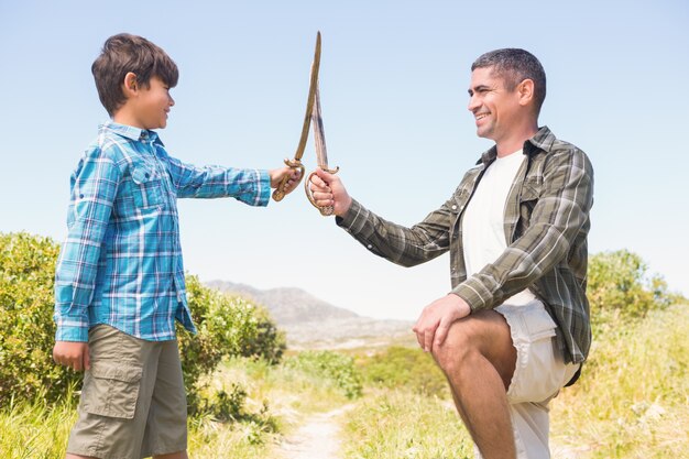 Padre e hijo en el campo