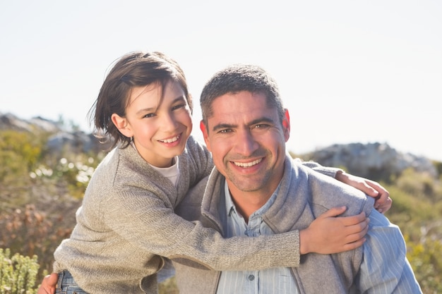 Padre e hijo en el campo