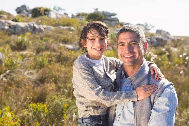 Padre e hijo en el campo