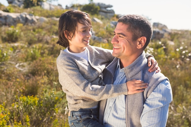 Padre e hijo en el campo