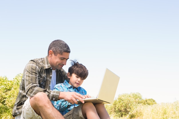 Padre e hijo en el campo