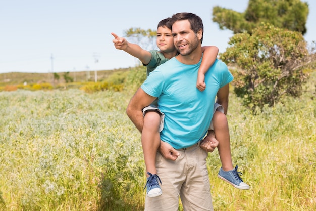 Padre e hijo en el campo