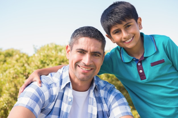 Foto padre e hijo en el campo