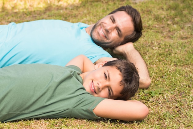 Padre e hijo en el campo