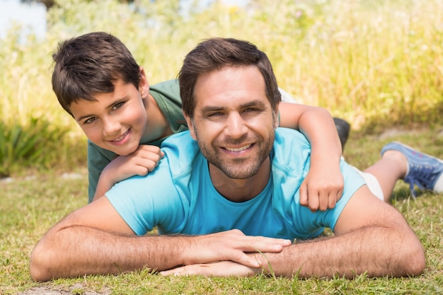 Padre e hijo en el campo