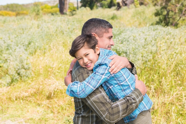 Padre e hijo en el campo