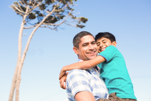 Padre e hijo en el campo.