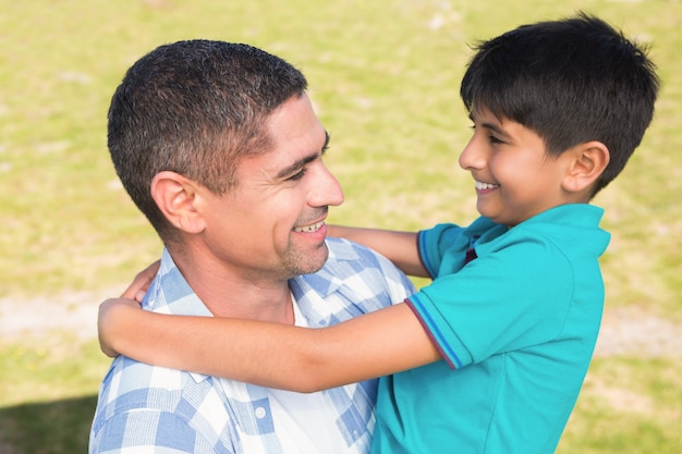 Padre e hijo en el campo.