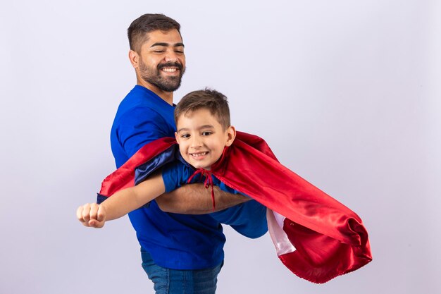 Padre e hijo caucásicos sobre fondo blanco sonriendo y jugando el concepto del día del padre