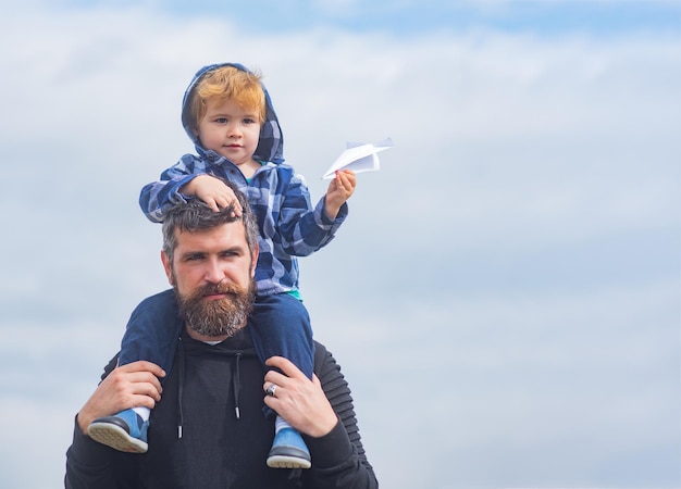 Padre e hijo Chico lindo con papá jugando al aire libre Tiempo divertido Imaginación Papá e hijo