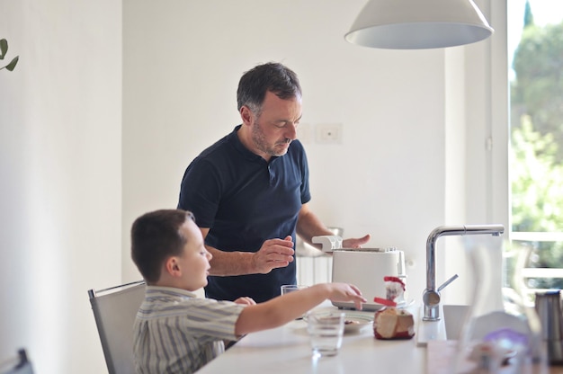 Padre e hijo en la cocina