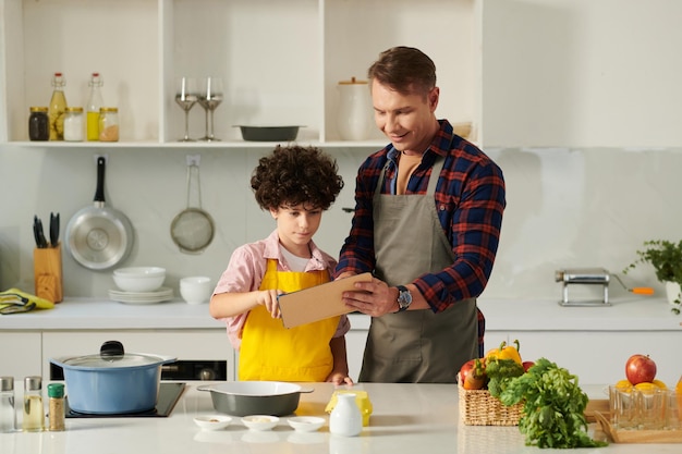 Padre e hijo cocinando la cena