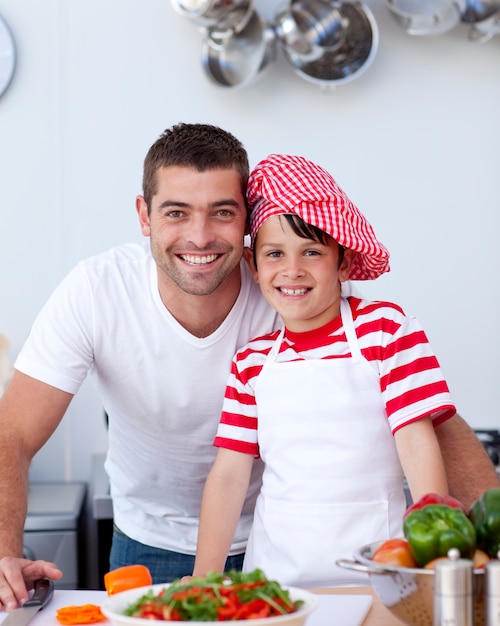 Padre e hijo cocinando una ensalada