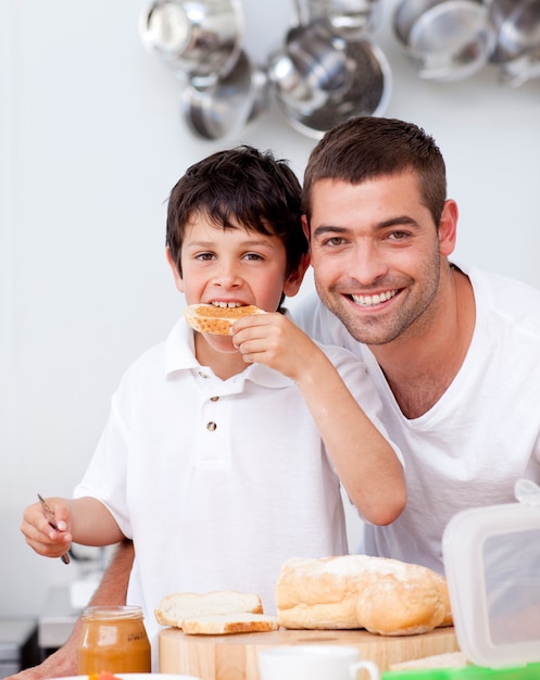 Padre e hijo comiendo un brindis