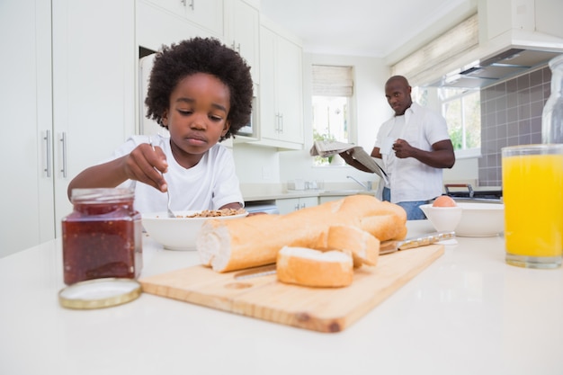 Padre e hijo comiendo un desayuno