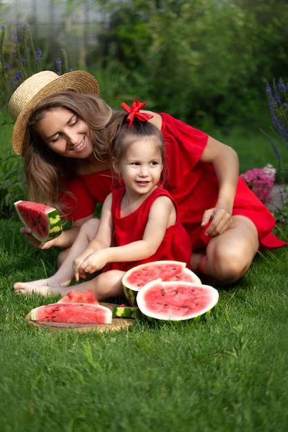 Foto padre e hijo comiendo sandía