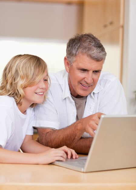 Padre e hijo en la computadora portátil