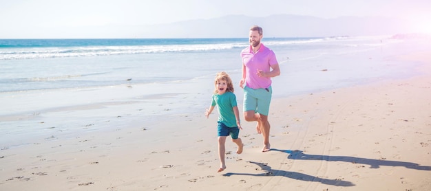 Padre e hijo corren en el cartel de pancarta al aire libre de la playa de verano con espacio de copia familia de padre e hijo