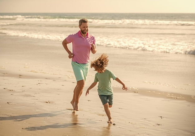 Padre e hijo corriendo en la playa de la mañana viajes familiares de fin de semana y vacaciones