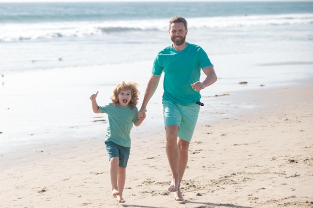 Padre e hijo corriendo en la playa de verano padre e hijo disfrutando del estilo de vida al aire libre y las vacaciones familiares