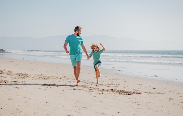 Padre e hijo corriendo en la playa de verano Papá e hijo jugando al aire libre Concepto de familia feliz