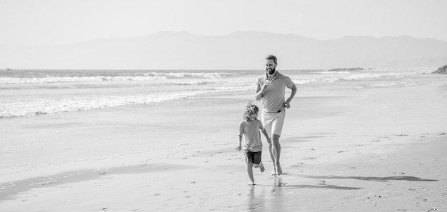 Padre e hijo corriendo en la playa de verano viajes familiares de fin de semana y vacaciones