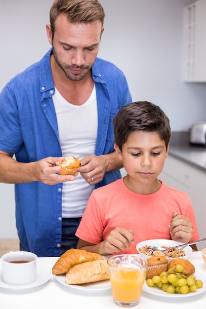 Padre e hijo desayunando