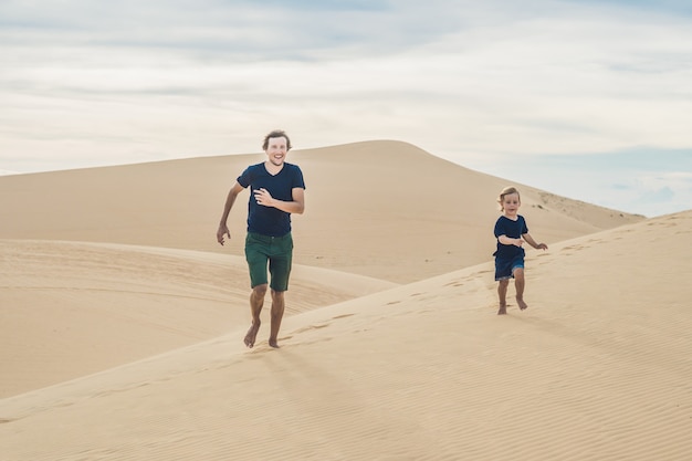 Padre e hijo en el desierto blanco