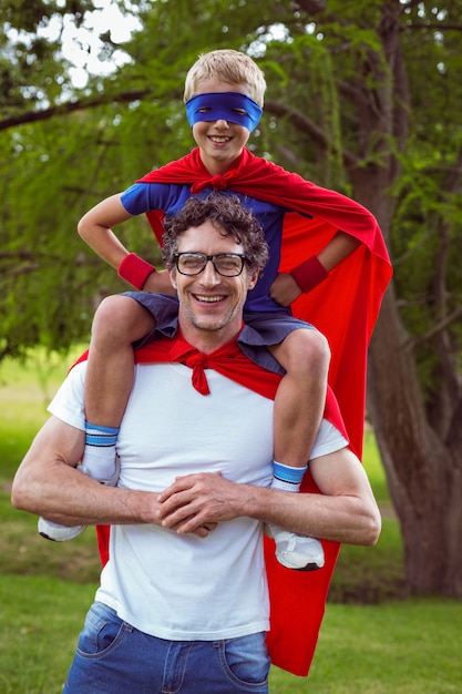 Padre e hijo disfrazados de superman