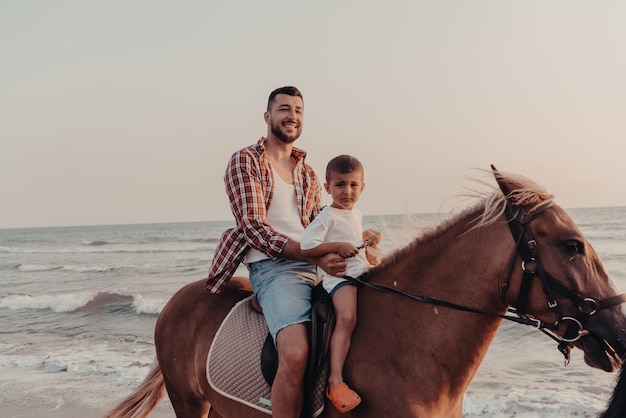 Padre e hijo disfrutan montando a caballo junto al mar. Enfoque selectivo. foto de alta calidad