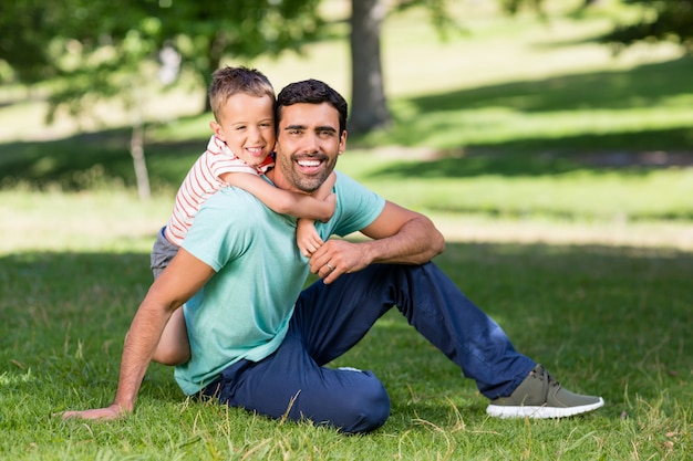 Padre e hijo disfrutando juntos en el parque