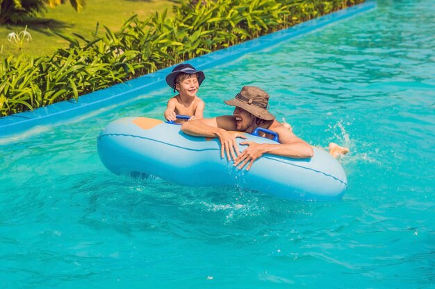 Padre e hijo se divierten en el parque acuático.