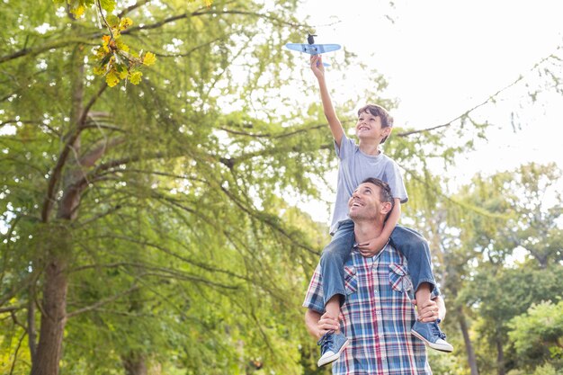 Padre e hijo se divierten en el parque