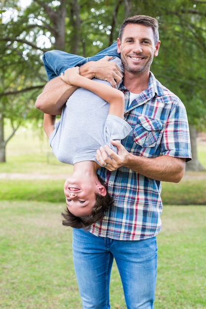 Foto padre e hijo se divierten en el parque