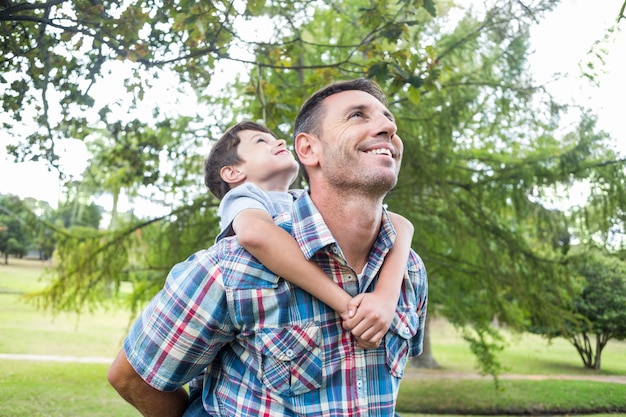 Foto padre e hijo se divierten en el parque