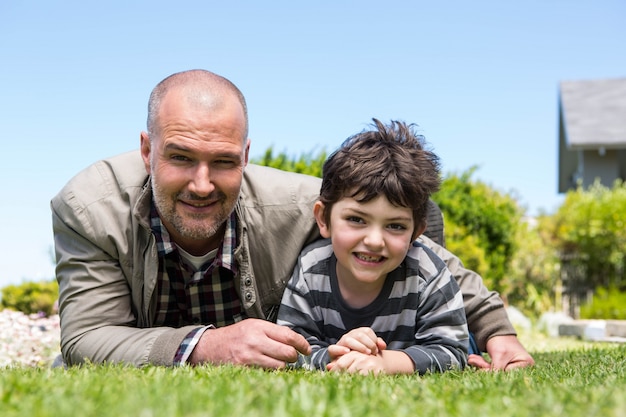 Foto padre e hijo se divierten