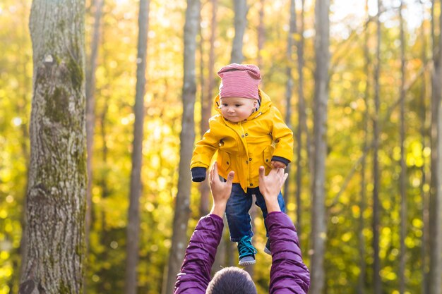 Padre e hijo divirtiéndose al aire libre en el bosque de otoño