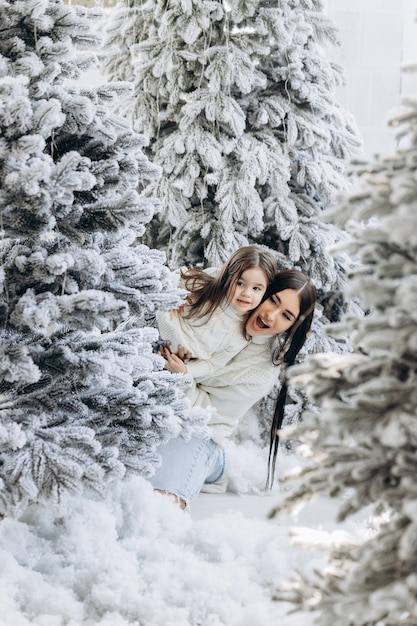 Padre e hijo divirtiéndose cerca del árbol de Navidad en el interior Familia amorosa con regalos en la habitación