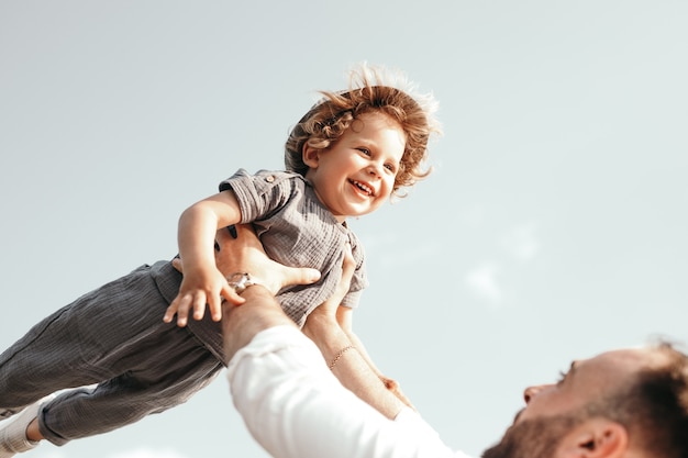 Padre e hijo divirtiéndose juntos en verano