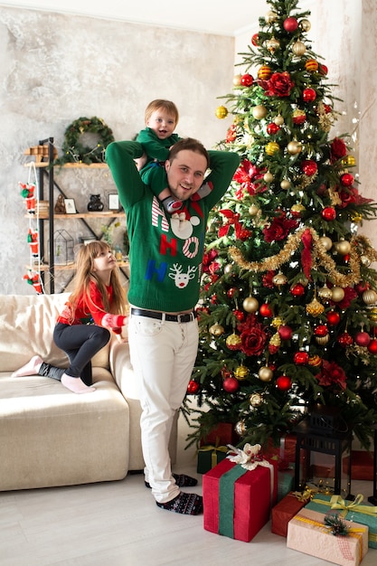 Padre e hijo divirtiéndose en Navidad en casa