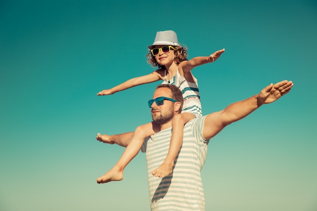 Padre e hijo divirtiéndose en la playa Concepto de viaje y vacaciones de verano