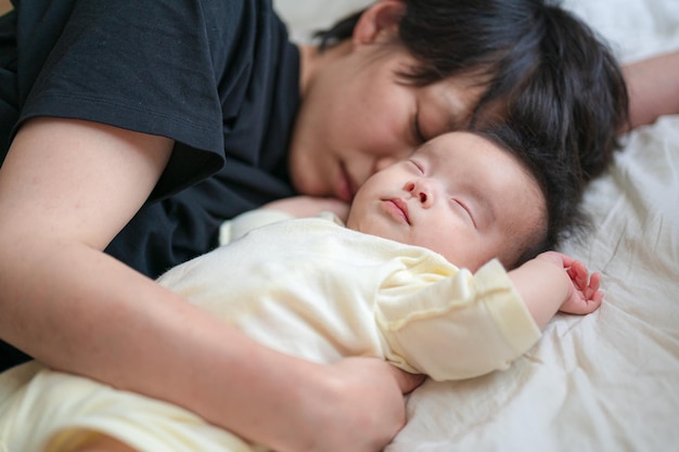 Padre e hijo durmiendo