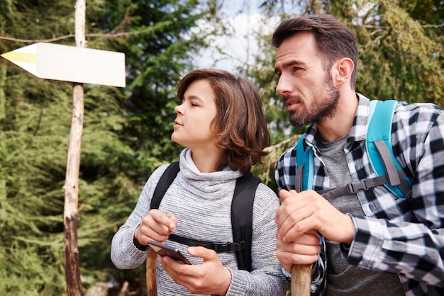 Padre e hijo eligiendo el mejor sendero para hacer senderismo.