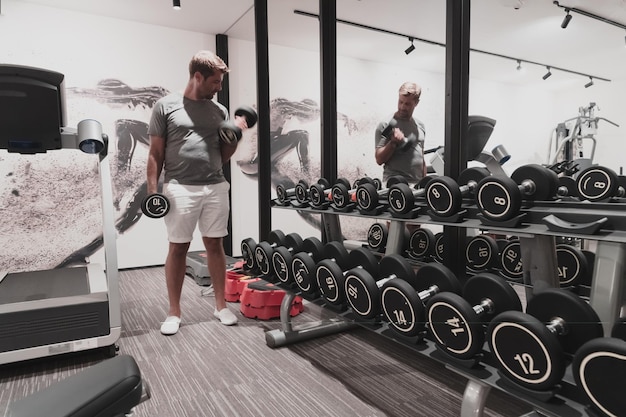 Foto padre e hijo entrenan juntos en el gimnasio en casa el concepto de vida saludable foco selectivo