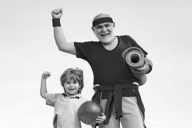 Foto padre e hijo entrenando juntos abuelo dando nieto paseo en la espalda en el parque vida sana y