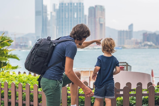 Padre e hijo están paseando por Hong Kong. Viajar con el concepto de niños.