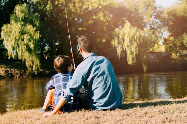 Foto padre e hijo felices en el día del padre